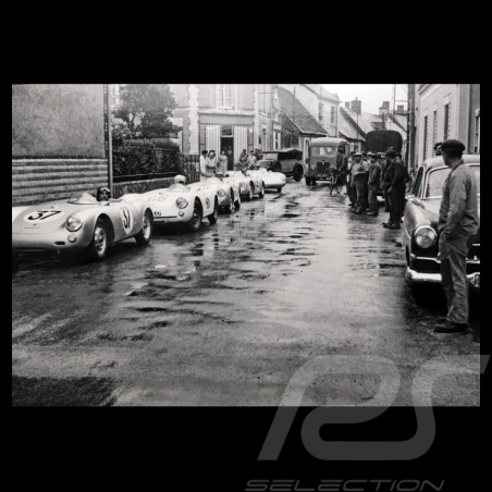 Carte postale Porsche 550 Spyder en ville du Mans 1955 Noir et blanc 10x15 cm