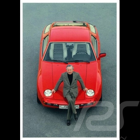 Postkarte Porsche Ferry sitzt auf einem roten 928 1978 10x15 cm