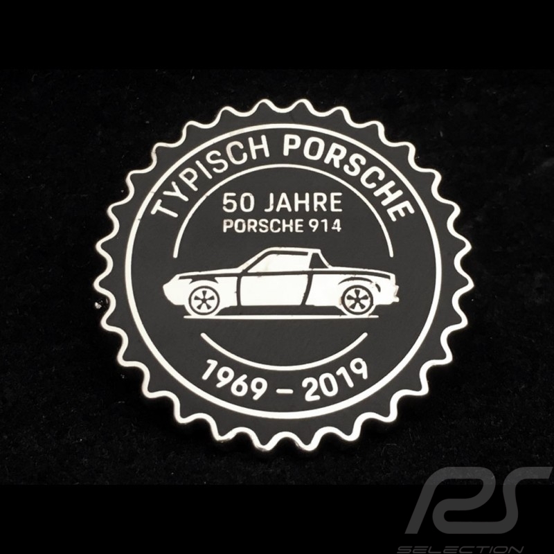 Porsche Pin 914 Typisch Porsche 50 Jahre 1969-2019 schwarz emailliert Maße 32mm 