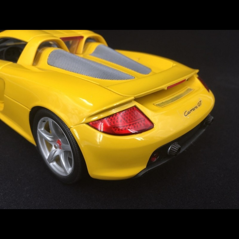 Porsche Carrera GT 2004 yellow 1/18 Minichamps 100062631