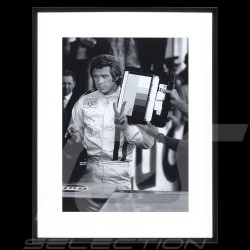 Luxusrahmen Wandkunst Steve McQueen Le Mans 1970 V sign 70 x 95 cm