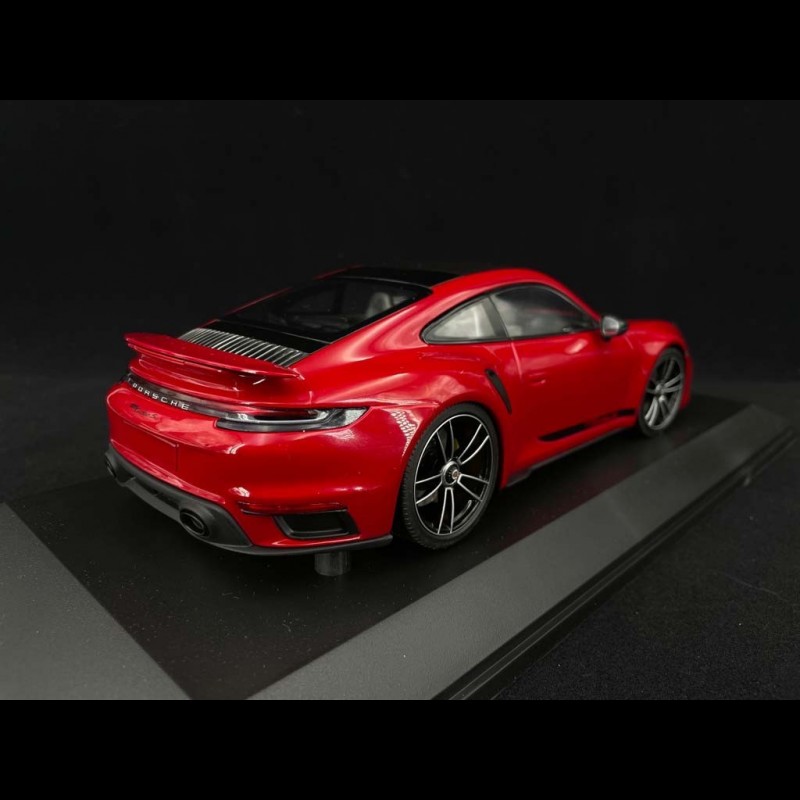 Voiture cabriolet sportif PORSCHE 911 Turbo S de 2016 de couleur orange sombre