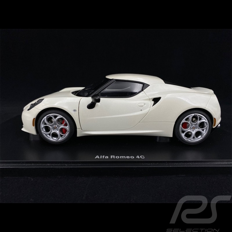 Alfa Romeo 4C 2013 Cream White 1/18 AutoArt 70188